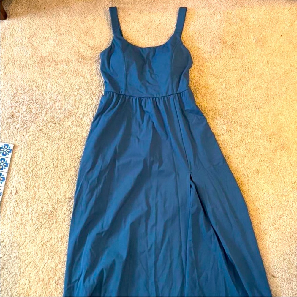 Halara midi dress with a slight leg slit size medium